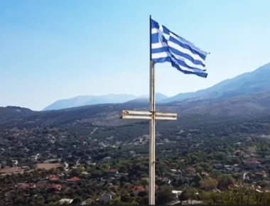 Δολοφονία Κ.Κατσίφα: Η Σημαία που ανάρτησε στις Βουλιαράτες (βίντεο)